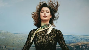 Στο ‘The Gift’ η Beren Saat βρίσκεται μπροστά σε μία τεράστια ανακάλυψη (ΒΙΝΤΕΟ)