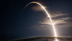 Η SpaceX προσθαλασσώνει τον πύραυλό της, χάνει όμως την κεφαλή του (ΒΙΝΤΕΟ)