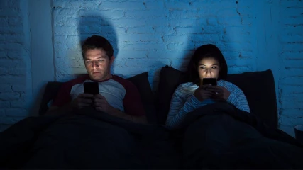 Νέα μελέτη ισχυρίζεται πως το Night Mode της οθόνης δε σας βοηθά στον ύπνο