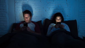 Νέα μελέτη ισχυρίζεται πως το Night Mode της οθόνης δε σας βοηθά στον ύπνο
