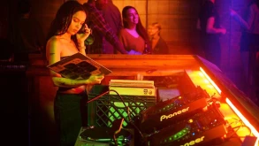 Στο ‘High Fidelity’ η Zoë Kravitz προσπαθεί να γιατρέψει πληγές απ’ τα παλιά (ΒΙΝΤΕΟ)