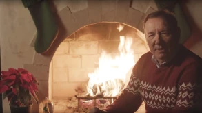Ο Kevin Spacey σάς εύχεται Χρόνια Πολλά για άλλη μια χρονιά (ΒΙΝΤΕΟ)