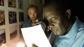 Στο ‘Hearts and Bones’ ο Hugo Weaving γίνεται ένας μάχιμος δημοσιογράφος (ΒΙΝΤΕΟ)