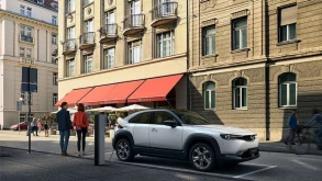 Η Mazda ισχυρίζεται πως οι μεγάλες μπαταρίες στα ηλεκτρικά αυτοκίνητα είναι χειρότερες κι από diesel