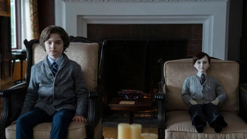 Η κούκλα του ‘Brahms: The Boy II’ φέρνει ρίγη στην ραχοκοκαλιά σας (ΒΙΝΤΕΟ)