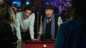Στο ‘Standing Up, Falling Down’ οι Billy Crystal και Ben Schwartz απολαμβάνουν τη ζωή (ΒΙΝΤΕΟ)