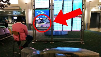 Άνδρας αποσύνδεσε οθόνη πληροφοριών σε αεροδρόμιο για να περάσει την ώρα με το PS4 του