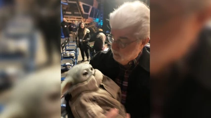 Ο George Lucas πήρε αγκαλιά τον Baby Yoda και οι εικασίες φουντώνουν (ΕΙΚΟΝΑ)