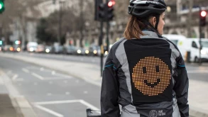 Η Ford δημιουργεί το Emoji Jacket για τους ποδηλάτες (ΒΙΝΤΕΟ)