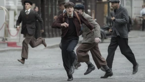 Στο ‘Resistance’ ο Jesse Eisenberg ηγείται μίας γενναίας ομάδας επαναστατών (ΒΙΝΤΕΟ)