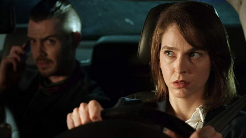 Στο ‘Fox Hunt Drive’ η Lizzie Zerebko παλεύει για τη ζωή της σ’ ένα δρομολόγιο θανάτου (ΒΙΝΤΕΟ)