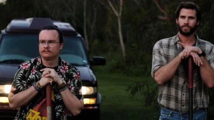Στο ‘Arkansas’ οι Clark Duke και Liam Hemsworth άθελά τους σκάψαν τον λάκκο τους (ΒΙΝΤΕΟ)
