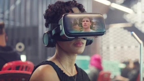 Στο ‘Upload’ ο Robbie Amell πεθαίνει και πηγαίνει στον δικό του VR παράδεισο! 