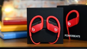 Αυτά είναι τα νέα Powerbeats με 15 ώρες αναπαραγωγής