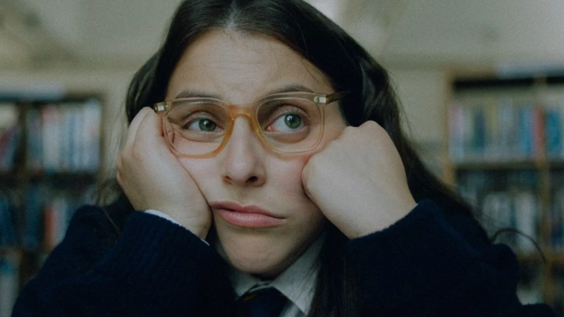 Στο ‘How to Build a Girl’ η Beanie Feldstein κατακτάει ό,τι ονειρευόταν πάντα (ΒΙΝΤΕΟ)
