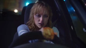 Στο ‘The Stranger’ η Maika Monroe ζει το δικό της δρομολόγιο τρόμου με ταξί (ΒΙΝΤΕΟ) 