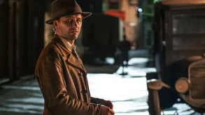 Στο ‘Perry Mason’ του HBO o Matthew Rhys αναζητάει λύση σε ένα σκοτεινό μυστήριο (ΒΙΝΤΕΟ)