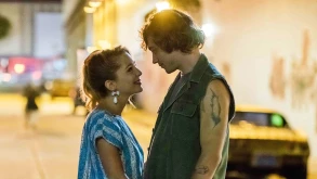 Στο ‘Valley Girl’ πνέει ο νοσταλγικός αέρας των ‘80s με μουσική, κέφι και ερωτικά vibes (BINTEO) 