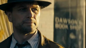 Στο ‘Perry Mason’ o Matthew Rhys επιδίδεται ακούραστα στο κυνήγι της αλήθειας (ΒΙΝΤΕΟ)