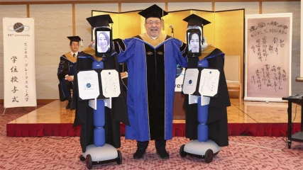 Ορκωμοσία φοιτητών μέσω ρομπότ στην Ιαπωνία λόγω κορωνοϊού (ΒΙΝΤΕΟ)