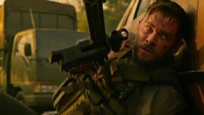 Ο Chris Hemsworth μπλέκει σε σκηνικά που μυρίζουν μπαρούτι στο ‘Extraction’ του Netflix (ΒΙΝΤΕΟ)