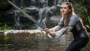 Στα νέα στιγμιότυπα του ‘Cursed’ του Netflix η Katherine Langford κραδαίνει το Εξκάλιμπερ (ΕΙΚΟΝΕΣ)