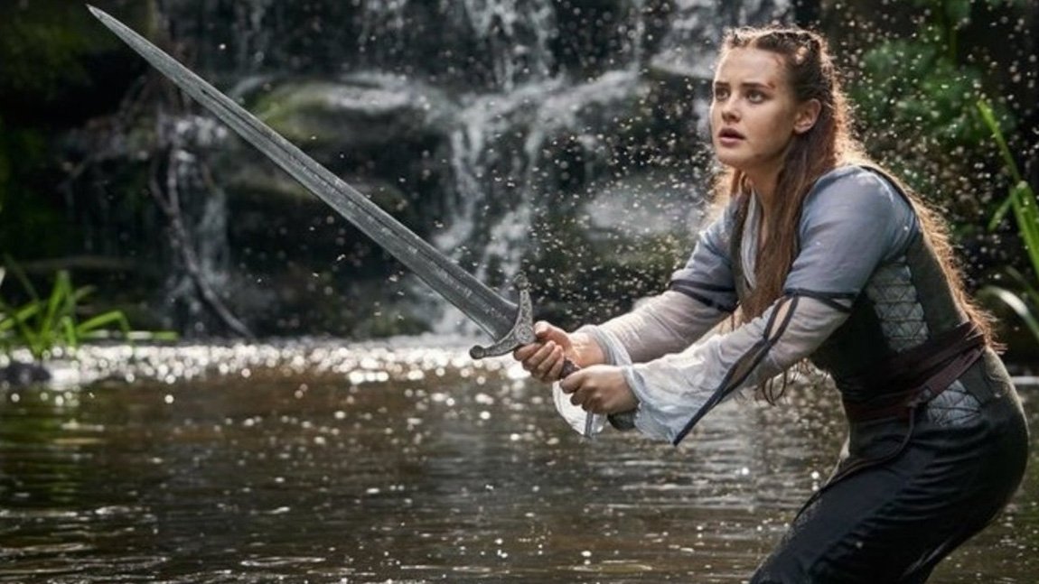 Στα νέα στιγμιότυπα του ‘Cursed’ του Netflix η Katherine Langford κραδαίνει το Εξκάλιμπερ (ΕΙΚΟΝΕΣ)