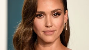 H Jessica Alba δίνει τα χέρια με το Netflix για το θρίλερ ‘Trigger Warning’