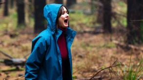 Στο ‘Relic’ η Emily Mortimer πιστεύει ότι κάτι διαβολικό κρατά δέσμια την μητέρα της (ΒΙΝΤΕΟ) 
