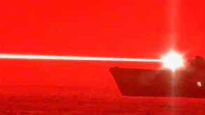 Αμερικανικό καταδρομικό καταρρίπτει drone με laser (BINTEO)