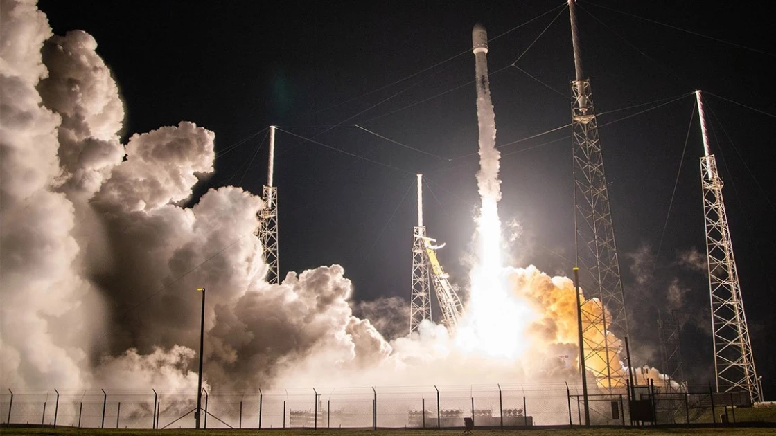 Η SpaceX εκτοξεύει ένα δορυφόρο με ηλιοπροστασία για να ενοχλεί λιγότερο τους αστρονόμους