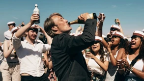 Οι Mads Mikkelsen και Thomas Vinterberg ξανά μαζί στο πρώτο trailer του "Another Round"