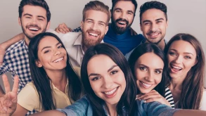 Η Apple βρήκε τρόπο να βγαίνετε ομαδικές selfies ακόμα και όταν δεν είστε μαζί με τη παρέα σας