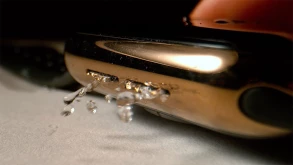 Δείτε το Apple Watch να "φτύνει" νερό σε slow motion (BINTEO)