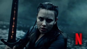 H Katherine Langford του "13 Γιατί" σηκώνει το Excalibur στη νέα σειρά του Netflix (ΒΙΝΤΕΟ)