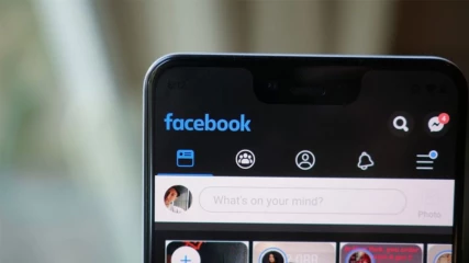 Το dark mode στην εφαρμογή του Facebook είναι πλέον πολύ κοντά