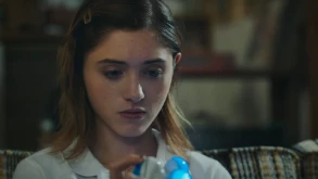Η Natalia Dyer του "Stranger Things" ανακαλύπτει την ροζ πλευρά του ίντερνετ στο "Yes, God, Yes" (ΒΙΝΤΕΟ)