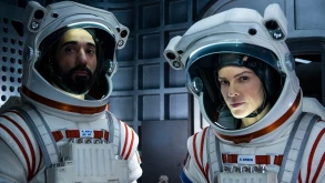 Η Hilary Swank πρωταγωνιστεί στο "Away", τη νέα sci-fi σειρά του Netflix (ΒΙΝΤΕΟ)