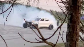 Drift, οχτάρια και καμμένα λάστιχα από ηλεκτρικό Mustang (ΒΙΝΤΕΟ)