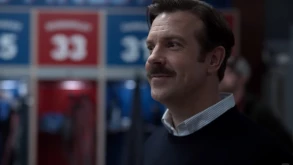 O Jason Sudeikis χαρίζει γέλιο ως ένας άσχετος προπονητής ποδοσφαίρου στο "Ted Lasso" του Apple TV+ (ΒΙΝΤΕΟ)