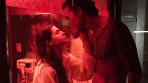 Διπλή ζωή ζει η Alexandra Daddario του True Detective στο “Lost Girls & Love Hotels” (ΒΙΝΤΕΟ)