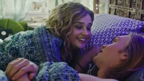 Η Katherine Langford παίζει στο "Spontaneous" όπου οι συμμαθητές της εκρήγνυνται από το πουθενά (ΒΙΝΤΕΟ)