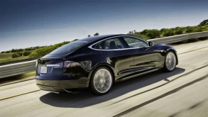 Οδηγός Tesla κοιμόταν ενώ έτρεχε με 140χλμ/ώρα (ΕΙΚΟΝΑ)