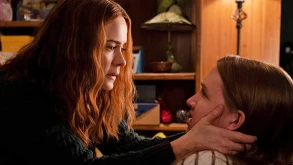 Μια μανιακή Sarah Paulson παίζει στο θρίλερ "RUN" από τον σκηνοθέτη του "Searching" (ΒΙΝΤΕΟ)