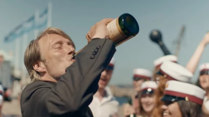 Ο Mads Mikkelsen διψά για ακόμη μια γύρα στη νέα του ταινία, Another Round (ΒΙΝΤΕΟ)