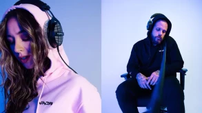 Κι όμως υπάρχει φούτερ για gamers που φοράνε κουκούλα και ακουστικά μαζί 