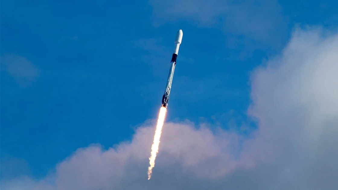 Η SpaceX γράφει ιστορία φέρνοντας σε τροχιά 143 δορυφόρους με μία εκτόξευση