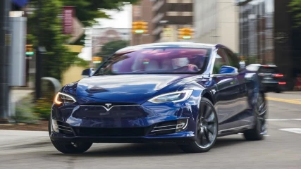 Η Tesla ανακαλεί 135.000 οχήματα...με το ζόρι