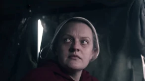 The Handmaid's Tale: Η Elisabeth Moss επαναστατεί στο trailer της 4ης σεζόν