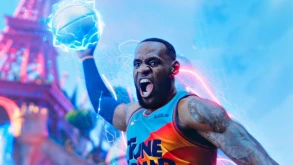 Space Jam 2: Ο LeBron James με αέρα πρωταθλητή καρφώνει... διαστημικά στα νέα στιγμιότυπα!